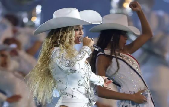 Medios internacionales aseguran que Beyoncé cobró 20 millones de dólares por halftime show de 13 minutos