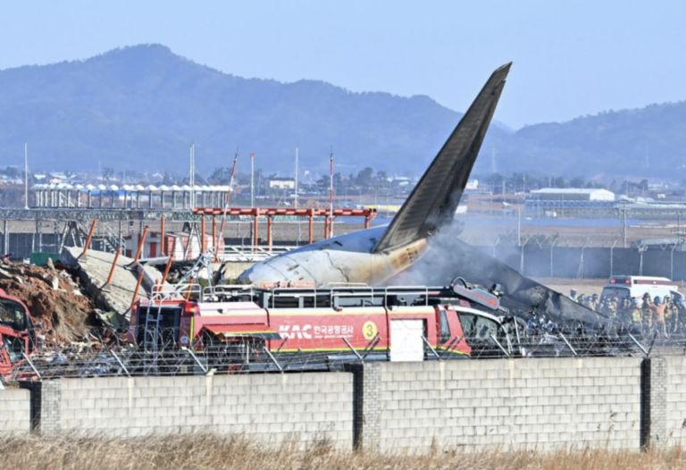 Habló uno de los únicos sobrevivientes del accidente aéreo en Corea del Sur e hizo inquietante pregunta