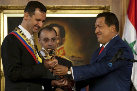 El día que Hugo Chávez condecoró al dictador sirio Bashar Al Assad y lo comparó con Simón Bolívar (VIDEO)