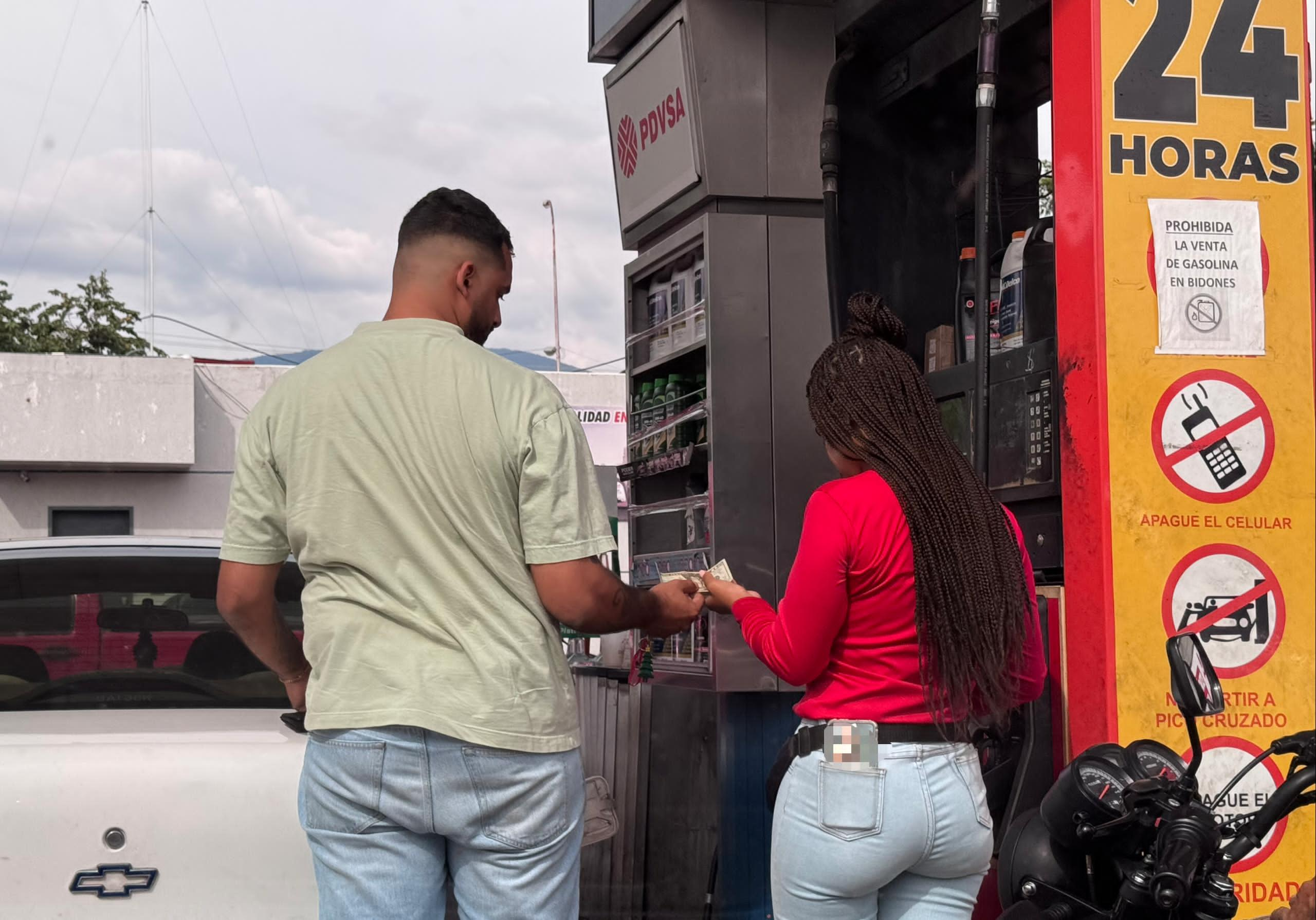 Maracayeros denuncian pocas estaciones operativas y cobro solo en dólares para surtir gasolina