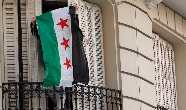 La embajada de Siria en Moscú iza la bandera de la oposición siria