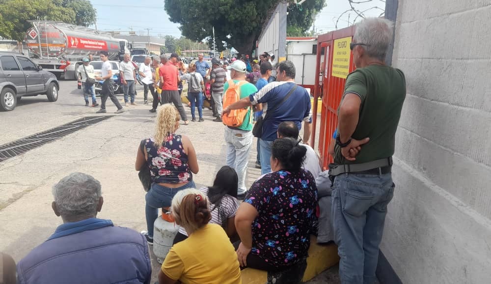 Cola obligada en Barinas para no pasar la Nochebuena sin gas