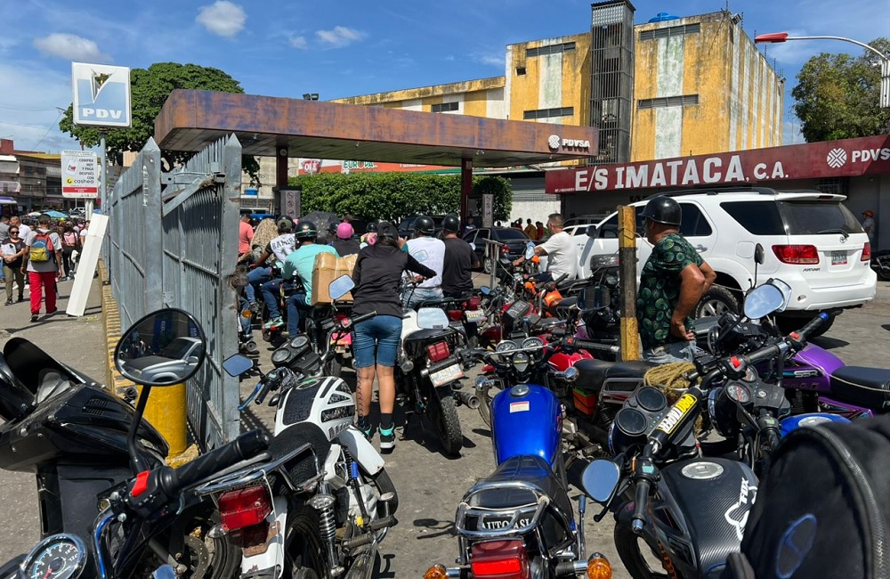 Kilométricas colas para surtirse de gasolina se observan en Guárico este lunes #23Dic