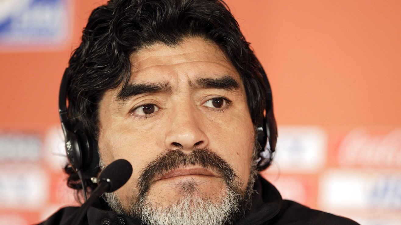 La curiosa cifra por el que sería subastado un mechón de pelo de Diego Maradona