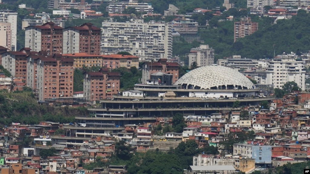 ¿Qué es la puerta giratoria y por qué opositores a Maduro dicen que está activa en Venezuela?