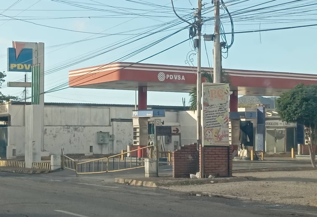 Habitantes de Juan Griego pasan hasta 48 horas en cola para que les surtan apenas 30 litros de gasolina