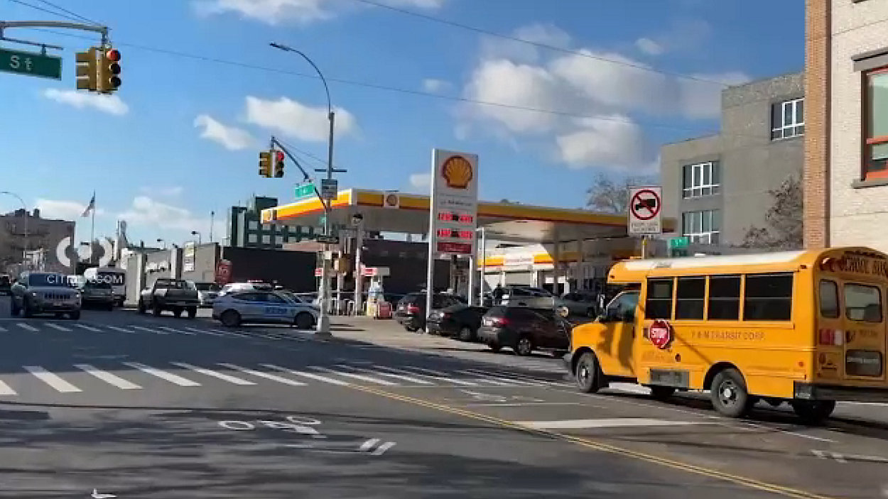 Mecánicos salvaron a venezolano apuñalado por resistirse al robo de su moto en gasolinera de Brooklyn