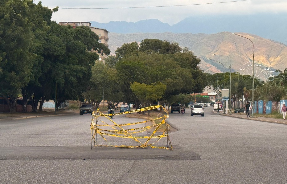 Hundimiento de pavimento en avenida Fuerzas Aéreas de Maracay lleva más de un mes sin solución