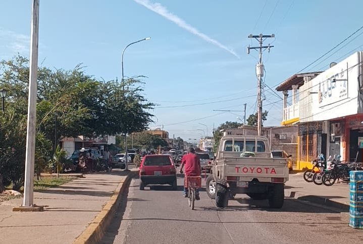 Larenses pasan la víspera de Navidad haciendo colas para echar gasolina