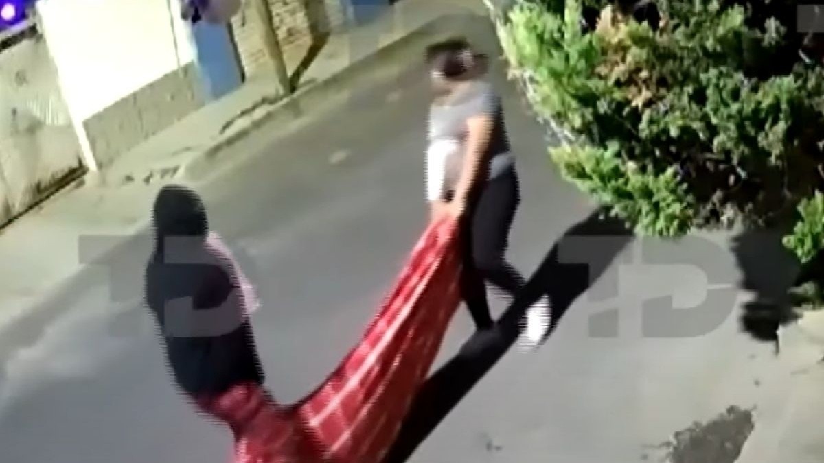 Mató a su esposo y fue captada cargando el cadáver con ayuda de su ex (VIDEO)