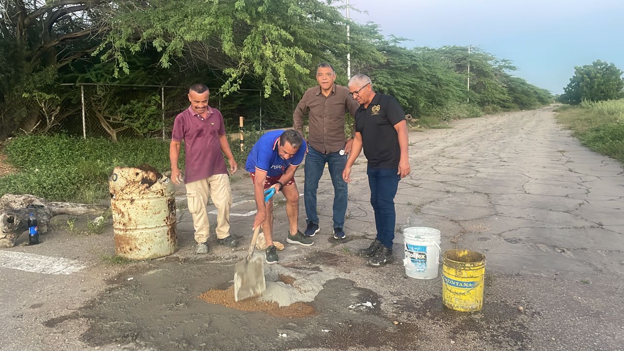 Vecinos del parque petrolero de Amuay asumen la solución de sus problemas ante la desidia del chavismo