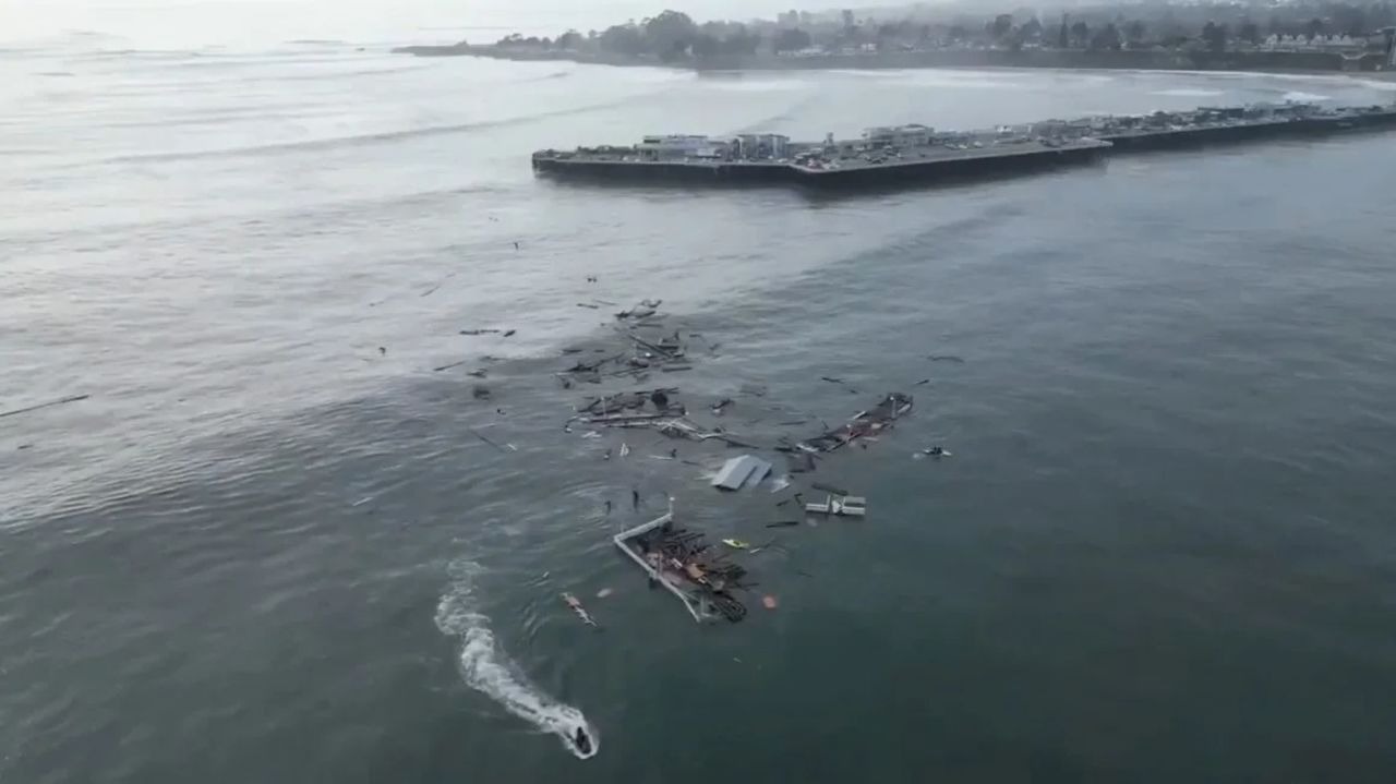 Tres personas caen al océano después de que un muelle de California colapsara por fuerte oleaje