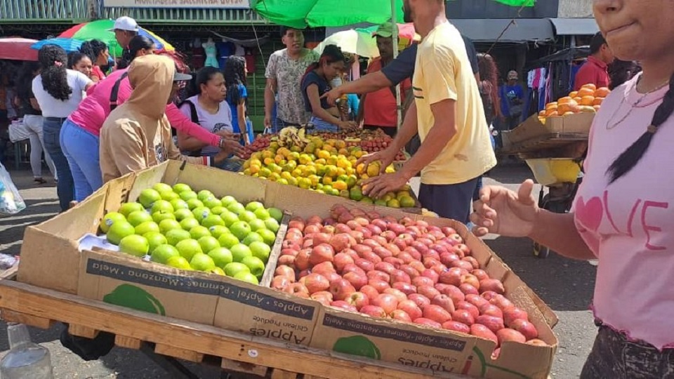 Anzoatiguenses buscan alternativas a las uvas en sus celebraciones navideñas debido al alto costo