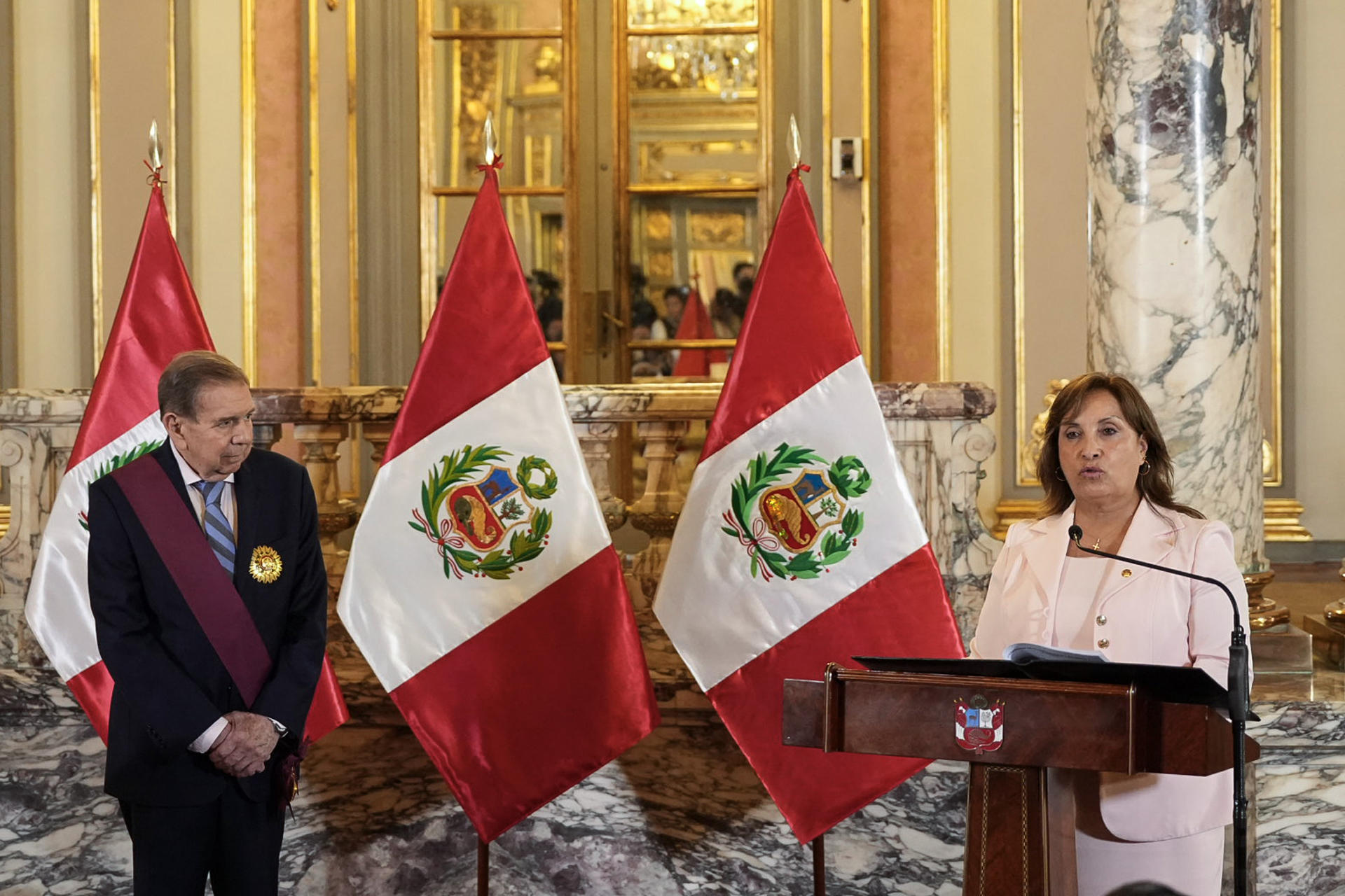 Dina Boluarte reiteró reconocimiento a Edmundo González como presidente legítimo tras condecorarlo