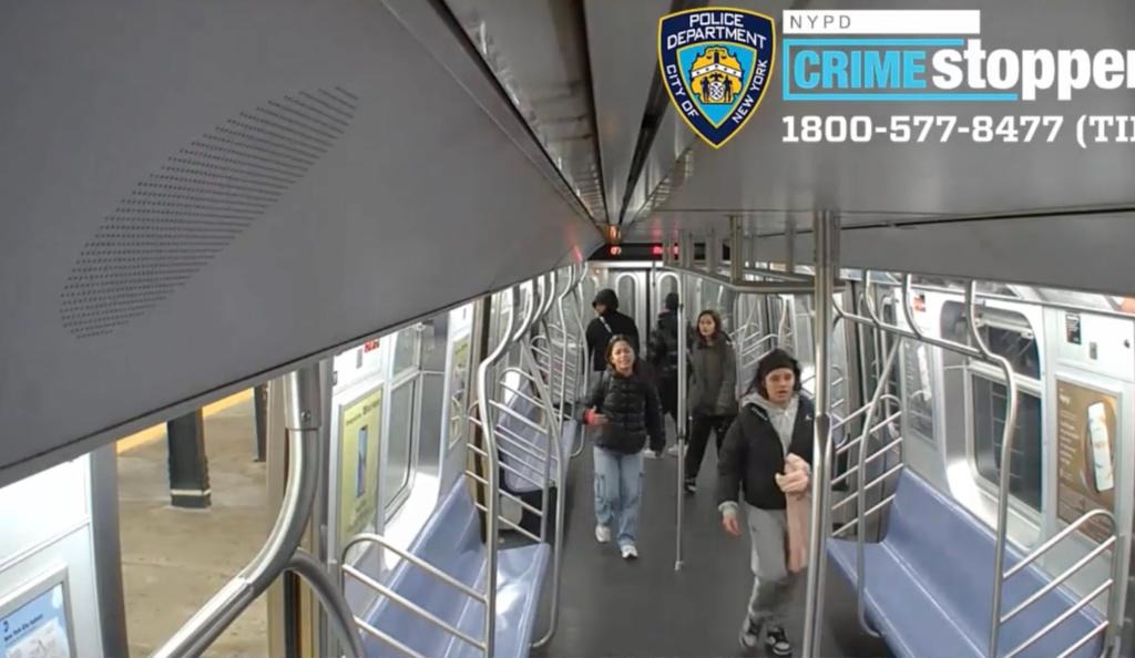 Delincuentes juveniles armados con bate y cuchillo asaltaron a hombre en metro de Nueva York (VIDEO)