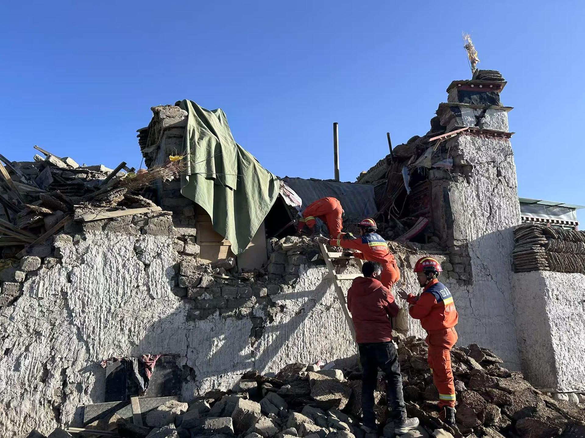 Aumentan a 95 los fallecidos tras el sismo de magnitud 6,8 en la región china del Tíbet