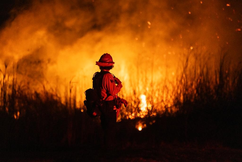 California enfrenta nueva amenaza de incendio a medida que aumentan los vientos de Santa Ana