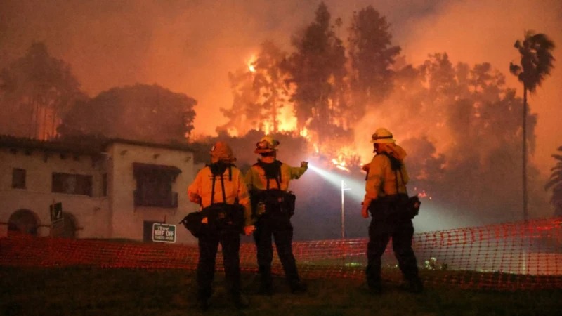 Los incendios que han arrasado barrios enteros en Los Ángeles llegan a las colinas de Hollywood