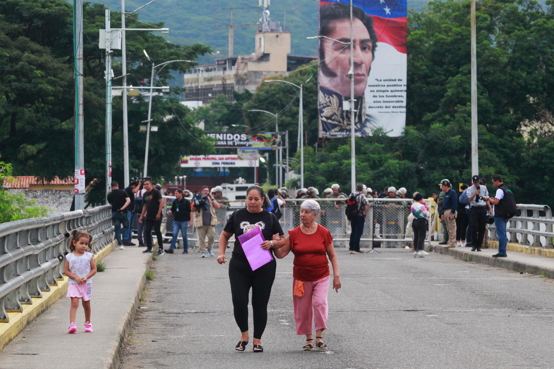 Venezuela reabre frontera con Colombia luego de tres días cerrada por posesión de Nicolás Maduro