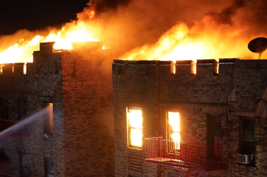 Siete heridos dejó voraz incendio en un bloque de viviendas en El Bronx