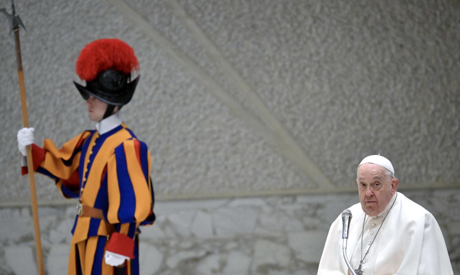 El papa Francisco sufrió una caída y le inmovilizaron el brazo por precaución