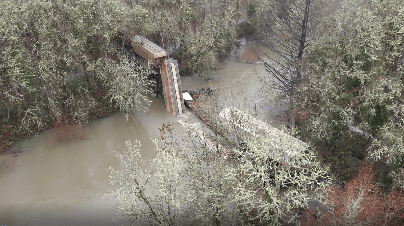 FOTOS: Tren con productos químicos cayó a un río en Oregón tras colapso de puente