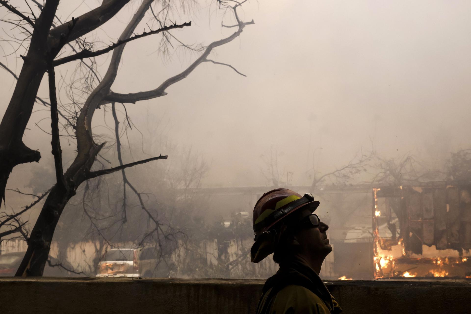 Diez muertos y miles de estructuras en cenizas por incendios activos de Los Ángeles