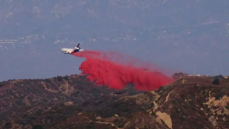 Qué es el polvo rosa con el que se combaten los incendios en Los Ángeles