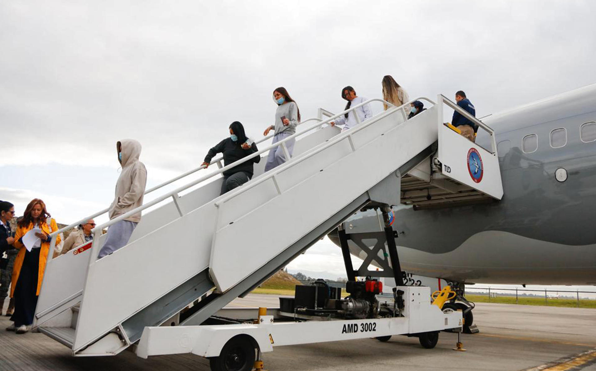 EN IMÁGENES: Aterrizó en Colombia avión con el primer grupo de deportados desde EEUU