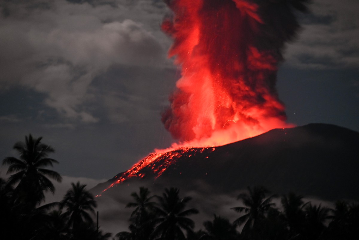 Erupción con lava y gran columna de humo del monte Ibu en Indonesia