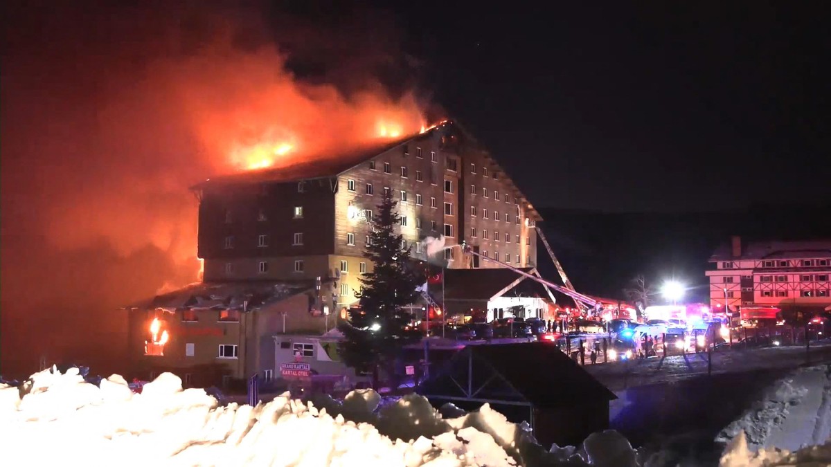 Incendio en una estación de esquí dejó al menos 10 muertos en Turquía