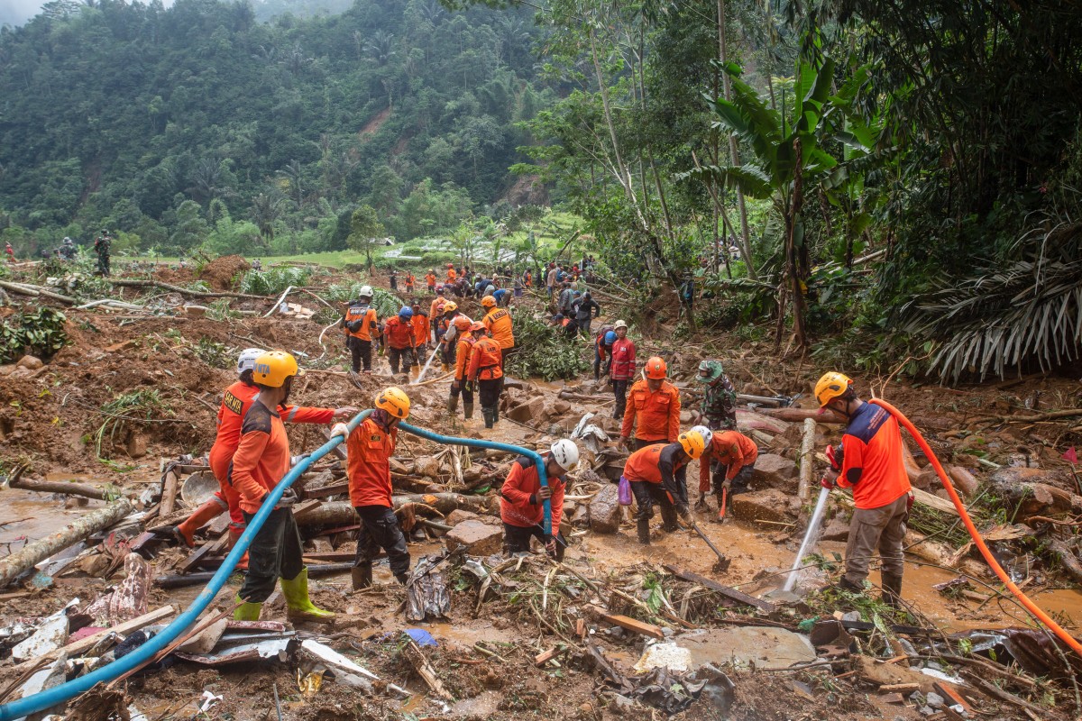 Rescatistas buscan supervivientes tras avalanchas que causaron múltiples muertos en Indonesia