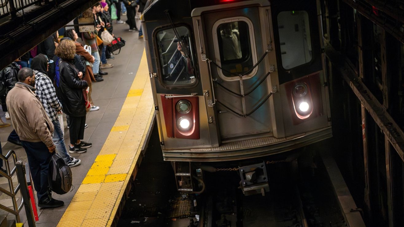 Pasajeros del metro de Nueva York se aferran a las paredes por delitos en estaciones