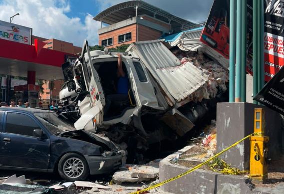 Fuerte accidente en la avenida principal de Maripérez dejó múltiples muertos y lesionados este #16Ene