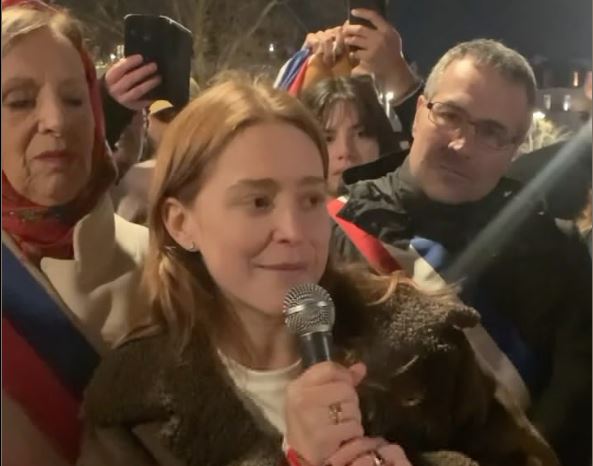 El emotivo mensaje de la hija de María Corina Machado a los venezolanos durante protesta en París (Video)