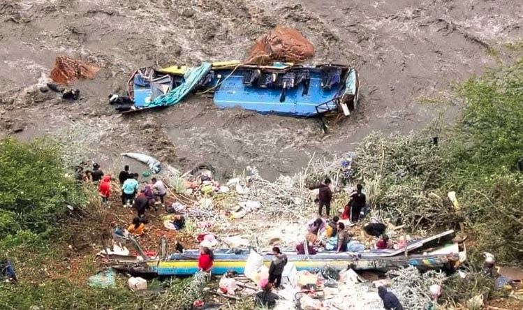 Tragedia en Perú: caída de autobús en un río generó desapariciones, heridos y muertos