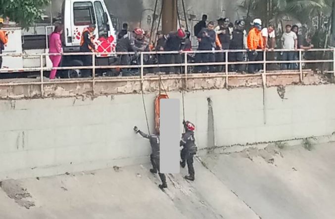 Hallaron cadáver de un hombre en el río Guaire a la altura del puente Las Mercedes este #14Ene (Fotos)