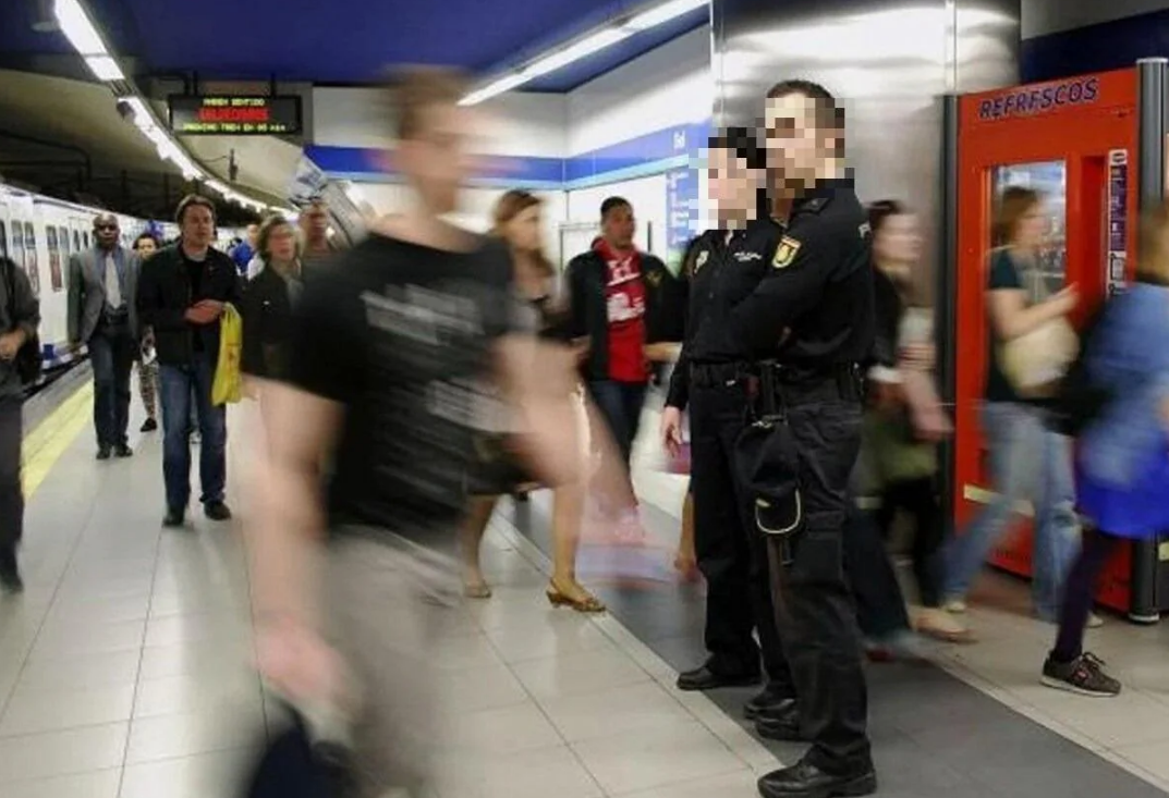 Delincuente le quitó el arma a un policía y le disparó en el Metro de Madrid