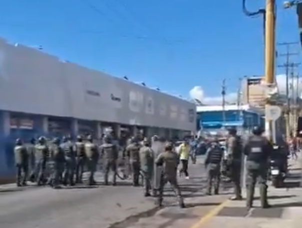 GNB atacó con bombas lacrimógenas a manifestantes pacíficos en Valencia (VIDEO)