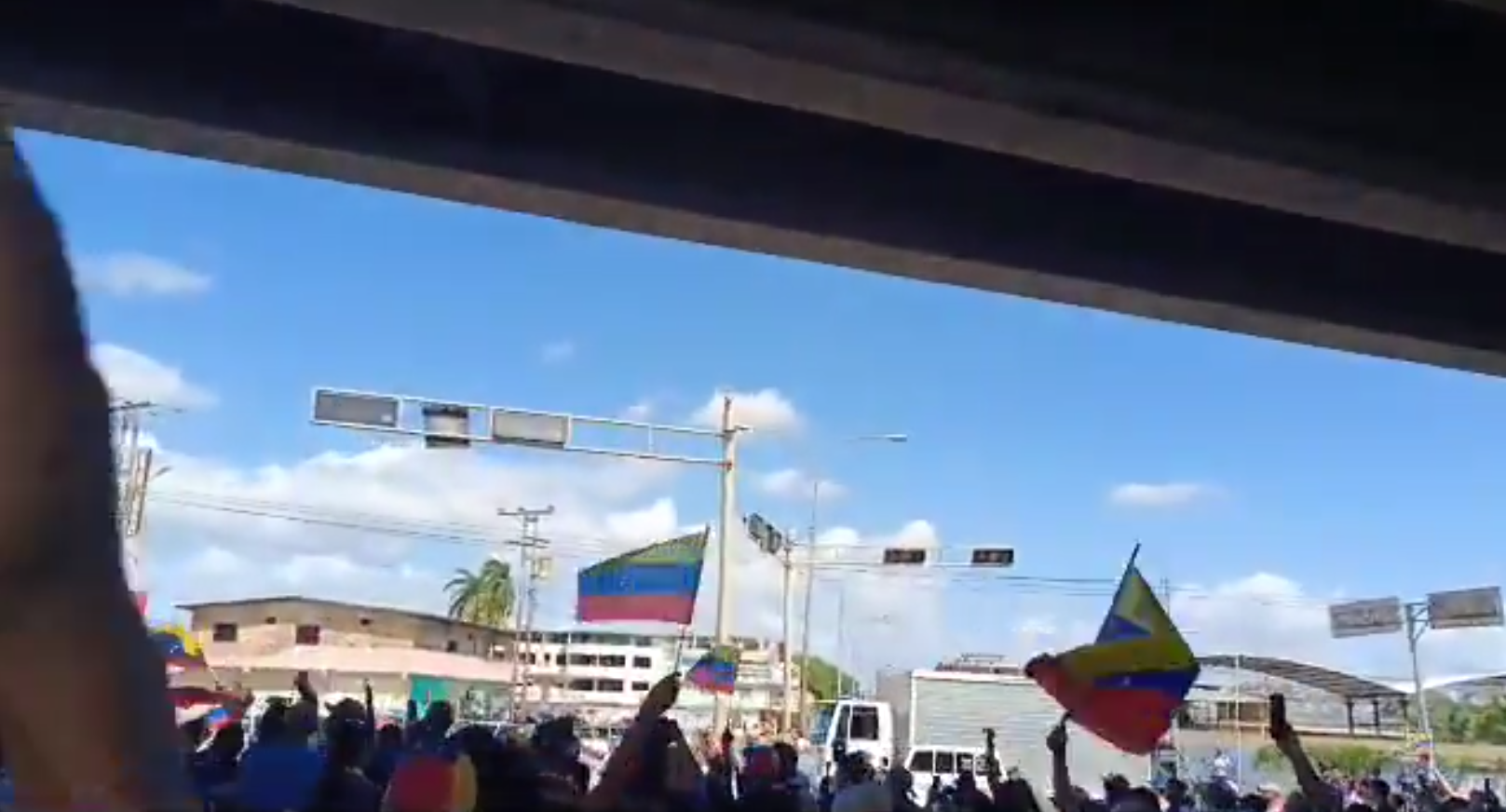 VIDEO: multitud celebró cuando camión de la GNB se retiró de concentración opositora en Bolívar