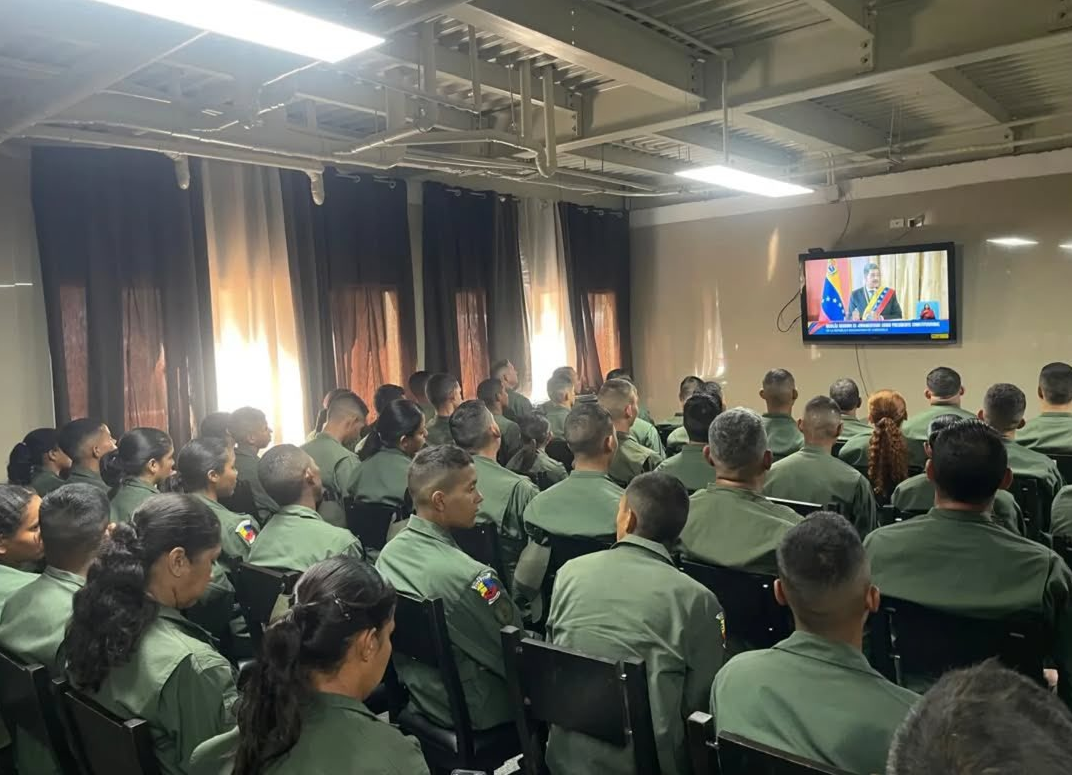 FOTOS de soldados obligados a ver los programas de Diosdado Cabello y Nicolás Maduro