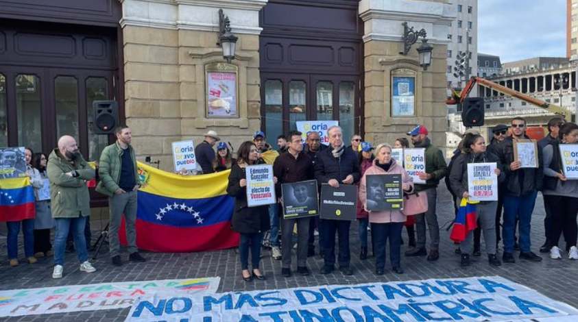 Venezolanos se concentran en Bilbao para denunciar el golpe de Estado de Maduro