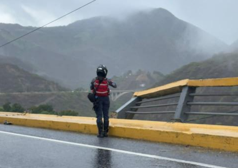 VIDEO: vehículo cayó al vacío desde uno de los viaductos de la autopista Caracas-La Guaira