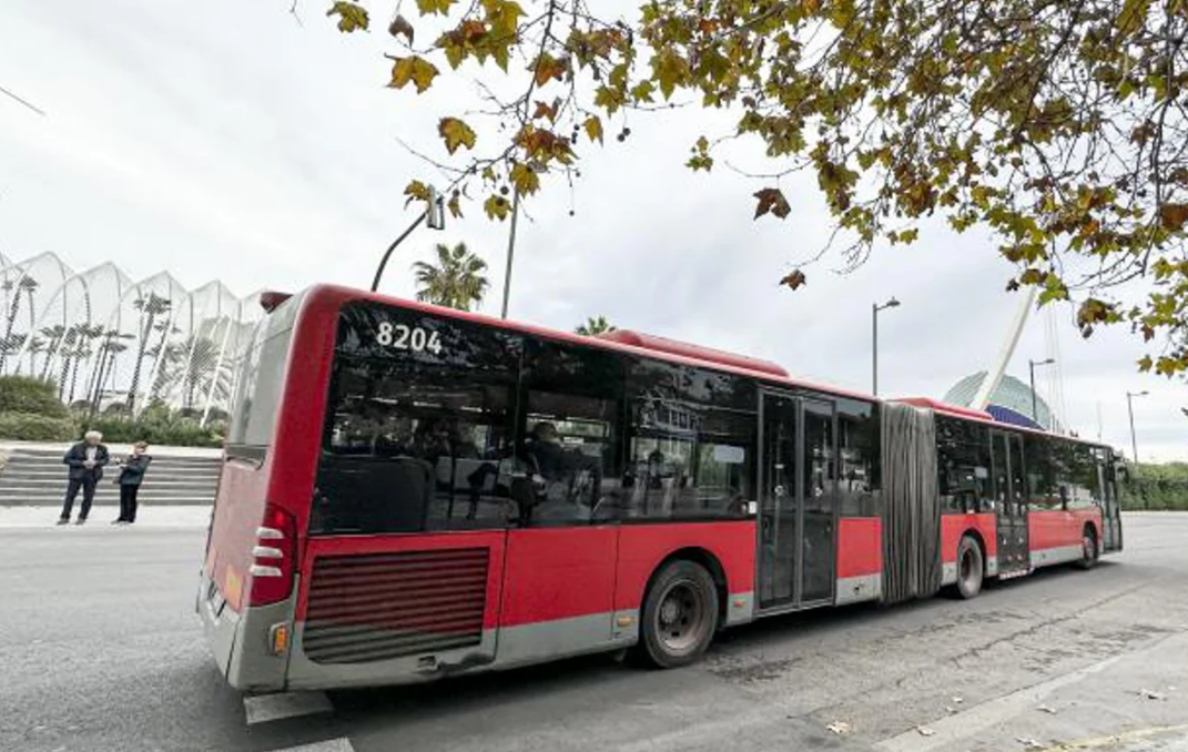 Heroico chofer de autobús salvó a una quinceañera de ser abusada por tres hombres en España