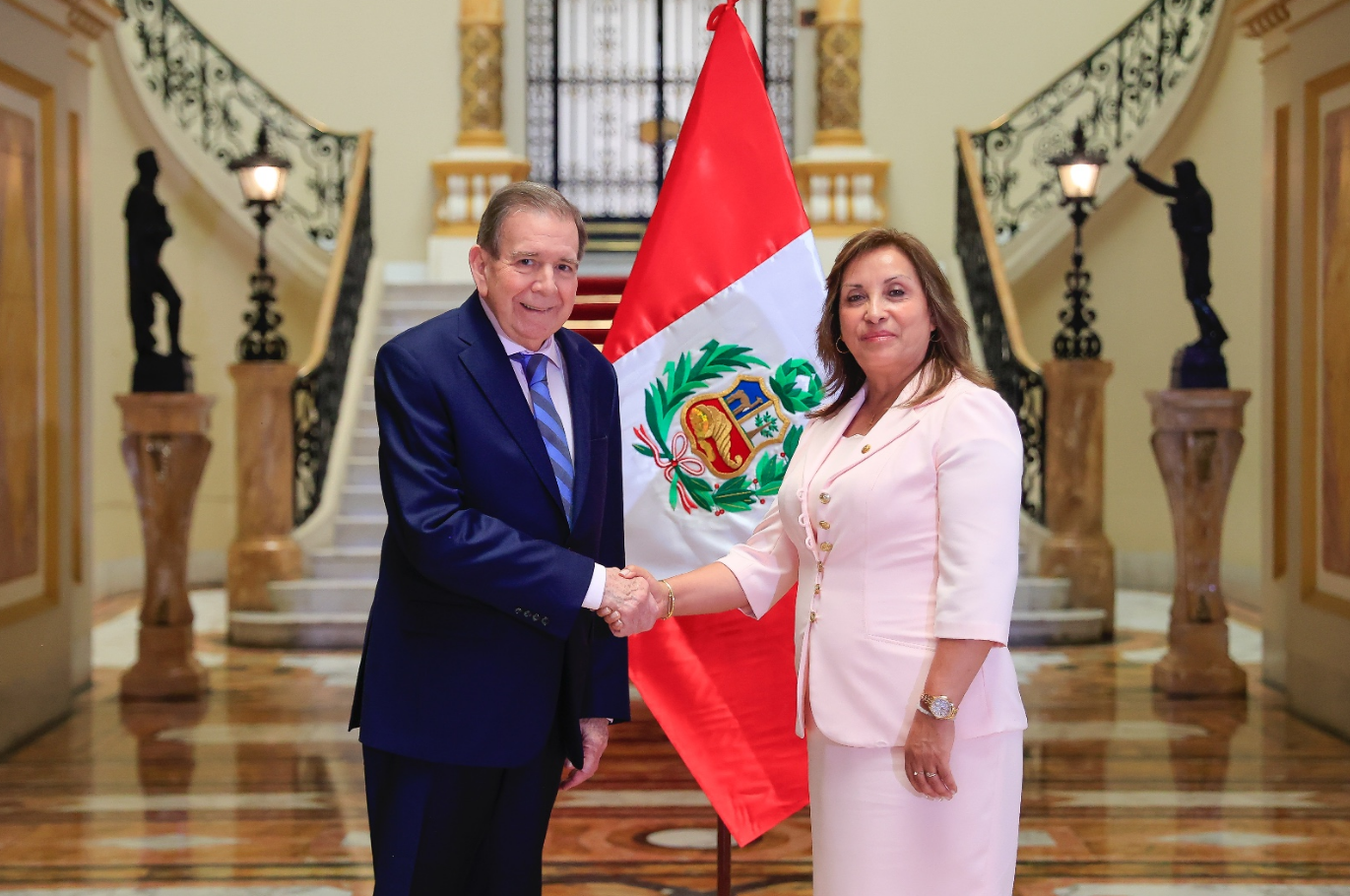 Venezuela’s president elect, Edmundo González, was received with honors in Peru by the Dina Boluarte