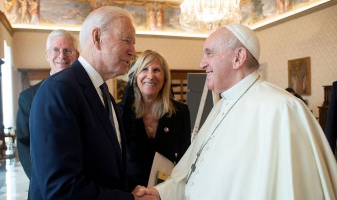 Biden otorgó al papa Francisco la mayor condecoración civil en EEUU