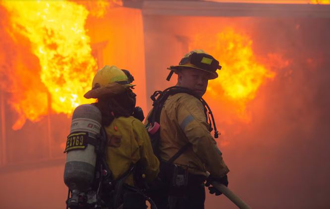 Gobernador de California activó estado de emergencia ante el avance de incendio forestal