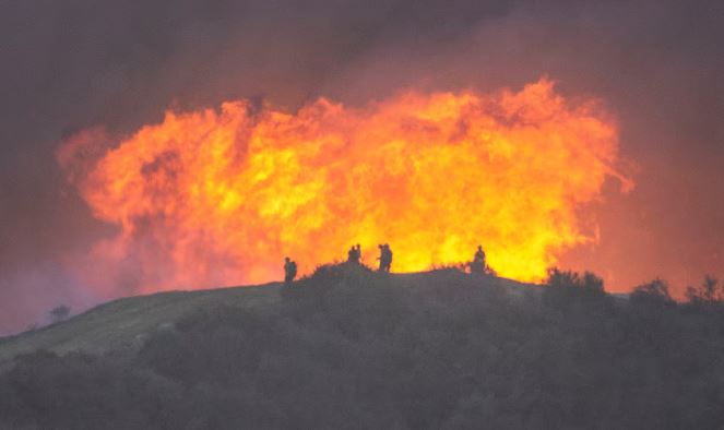 Detienen a sospechosa por incendio en California