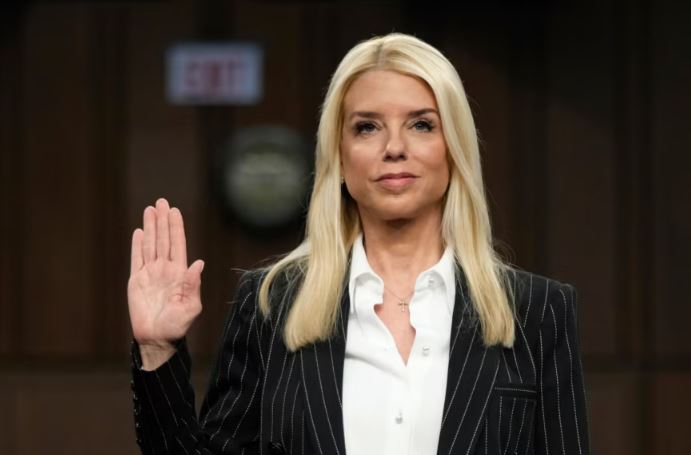 Candidata de Trump, Pam Bondi, promete poner fin al uso del Departamento de Justicia como arma