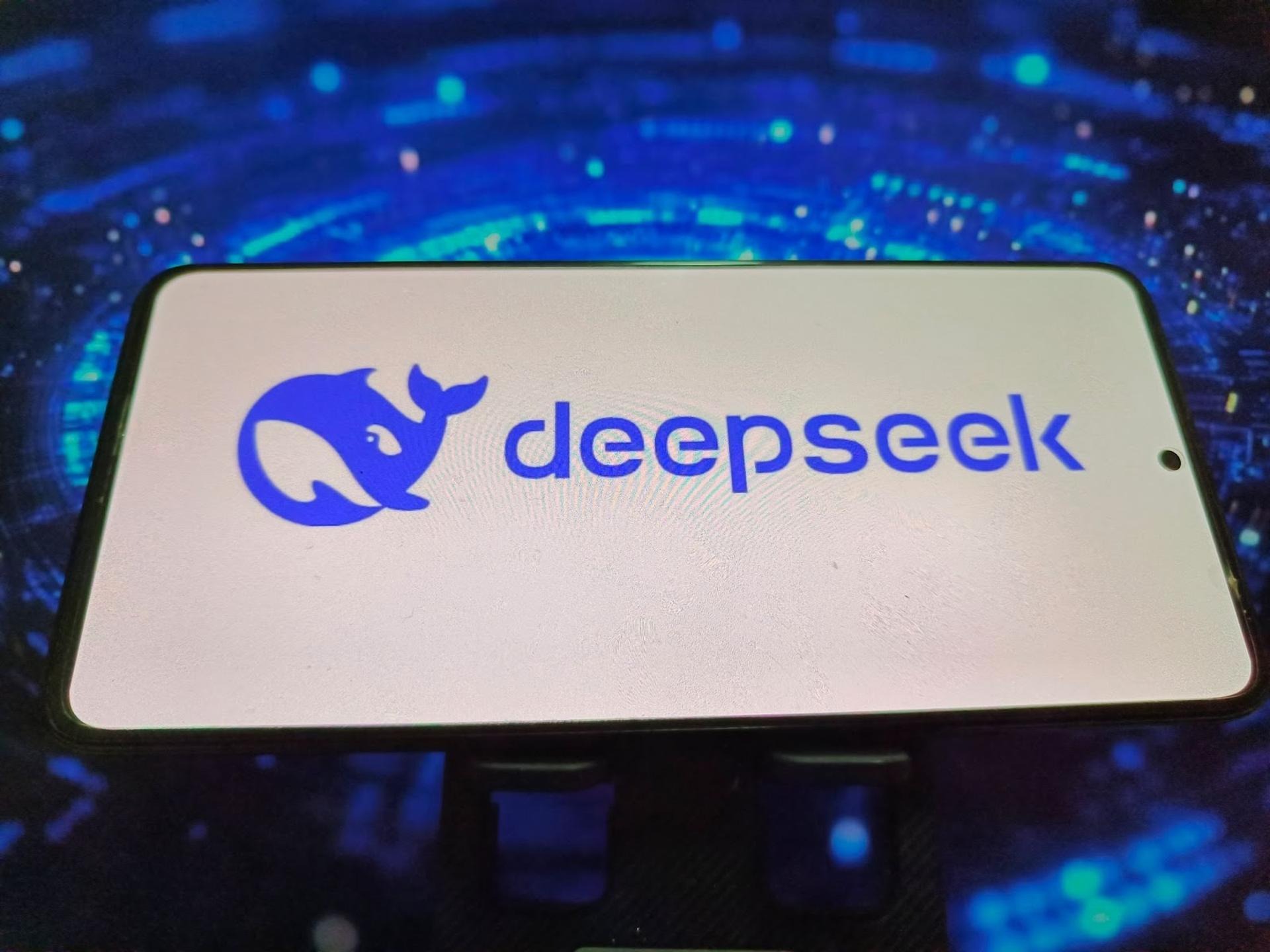 DeepSeek, la app china que desafía a la industria de la IA: cómo funciona y qué ventajas tiene sobre ChatGPT